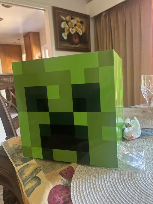 new mini fridge for my Red Bulls (ignore my very Mexican kitchen) https://t.co/5oVbY9Ba8J