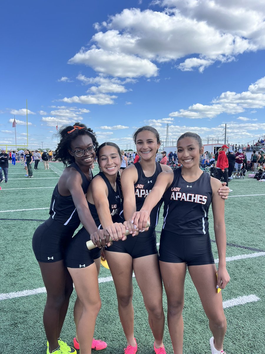 XCApaches's tweet photo. 4x100m Moving on!
#LadyApacheTrack. #loveeachother https://t.co/VVYd59OvLQ