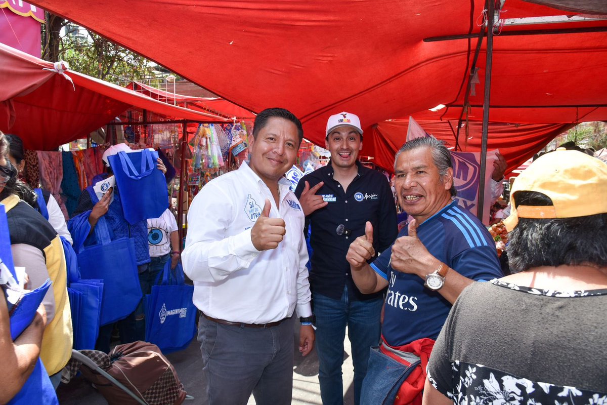 Llegamos a Santo Domingo en Coyoacán con mi querido @LiconAngel , próximo Diputado.

Aquí #ElCambioSigue con más de los buenos gobiernos: más #BlindarCoyo , más iluminación y más de lo bueno! 

#SíHayDeOtra
#VotaPAN