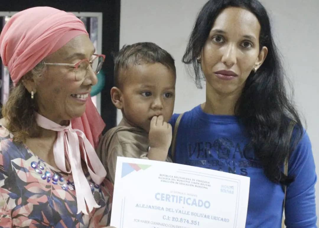 Alcaldiabna's tweet image. La @alcaldiabna entregó 126 certificados a participantes que completaron exitosamente cursos de higiene y seguridad, asistente administrativo, computación, asistente contable y cejas y pestañas en el Centro Cultural Juana de Marín. 

#Comunidad #Certificados #Educacion #Cursos