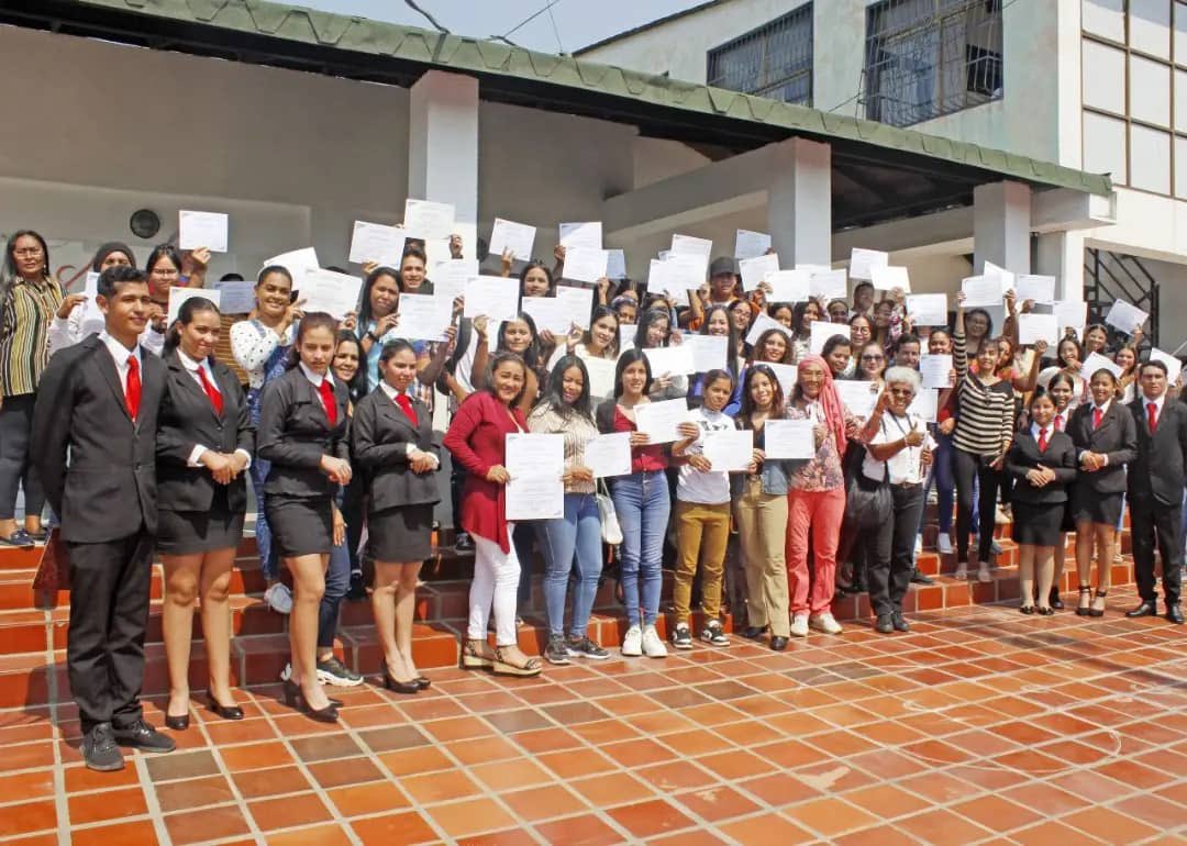 Alcaldiabna's tweet image. La @alcaldiabna entregó 126 certificados a participantes que completaron exitosamente cursos de higiene y seguridad, asistente administrativo, computación, asistente contable y cejas y pestañas en el Centro Cultural Juana de Marín. 

#Comunidad #Certificados #Educacion #Cursos