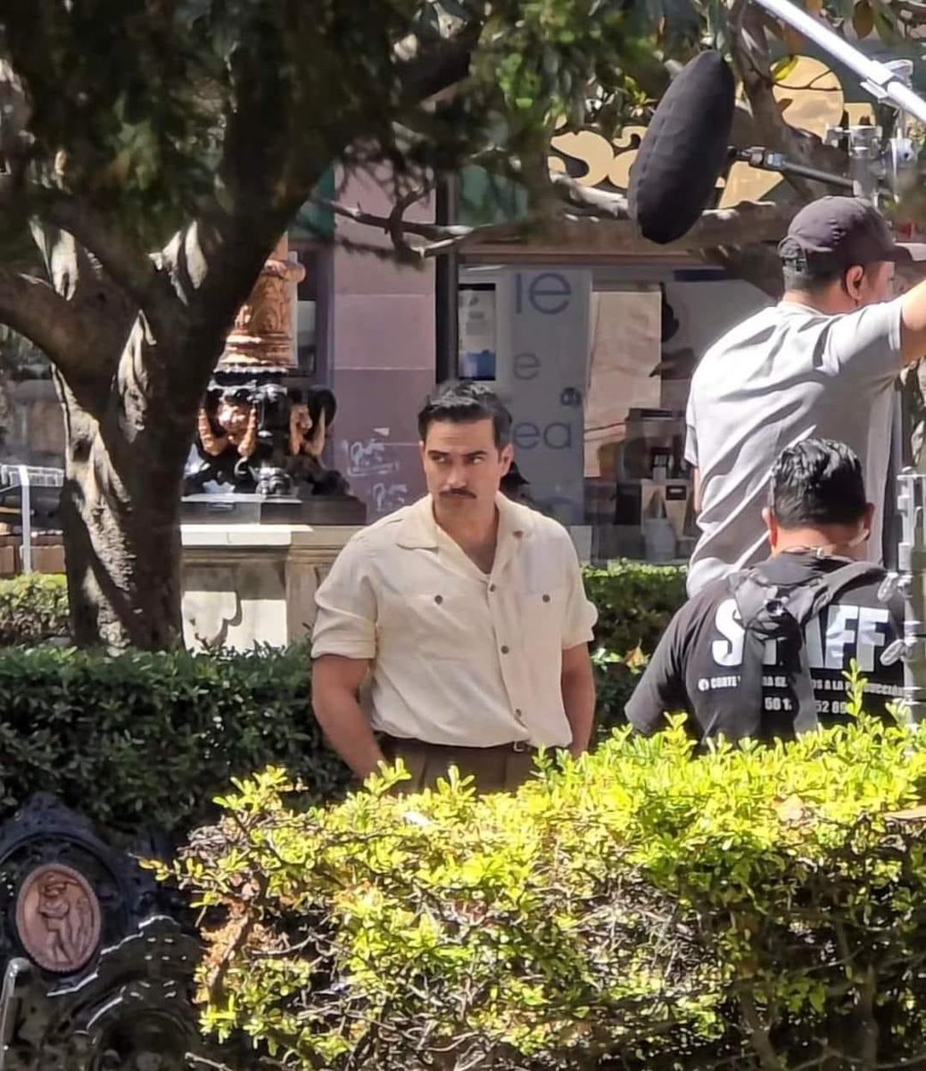 LocasPorPoncho's tweet photo. 📸| Codigo Rojo Noticias San Luis via facebook
.
.
El actor Poncho Herrera se encuentra grabando en la Plaza de Armas del centro histórico se #SLP. https://t.co/TkfPetHK11