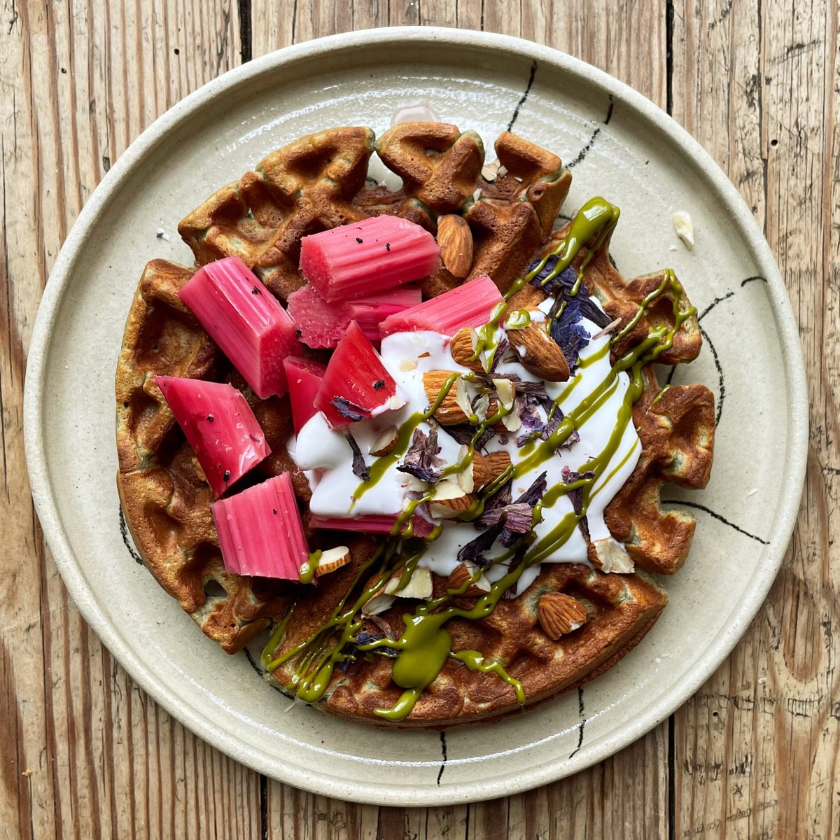 Make the most of seasonal rhubarb with these gluten-free waffles 🧇 from Tereze Pospíšilová, sweetened with banana and maple syrup. Fava bean, chickpea and hemp flours add complex flavours as well as high protein and fibre for a sustaining breakfast. hodmedods.co.uk/blogs/recipes/…