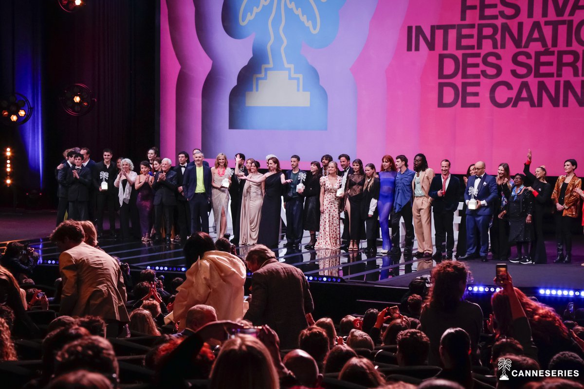 La belle photo de famille de nos lauréats de #CANNESERIES Saison 7 ! 🫶 Bravo à toutes et à tous ! 📷 Camilla Canalini