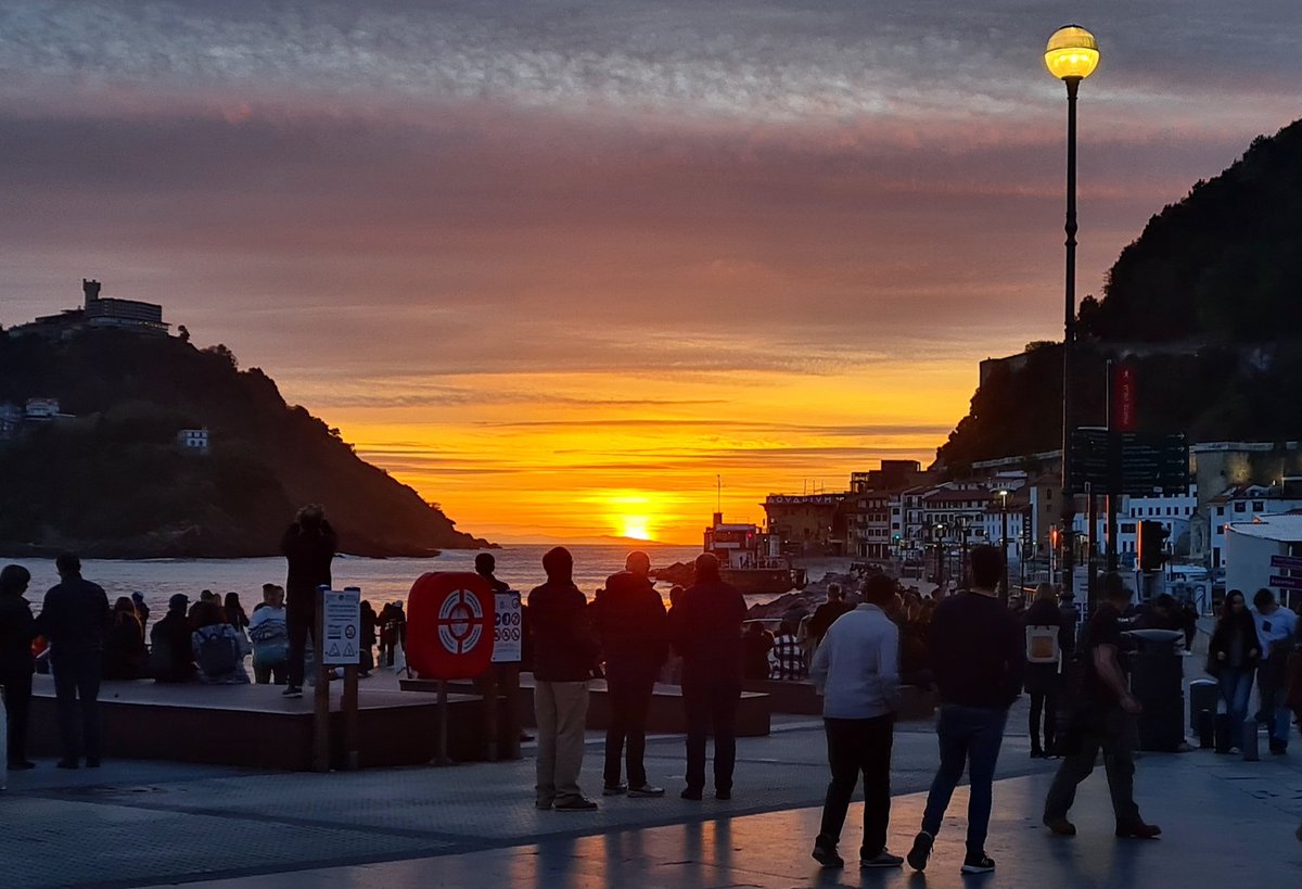 Así hemos despedido este miércoles 10 de Abril en #Donostia #SanSebastian @starbienatotxa #SanSebastián #Gipuzkoa #paysbasque #cotebasque #basquecountry #Atardecer