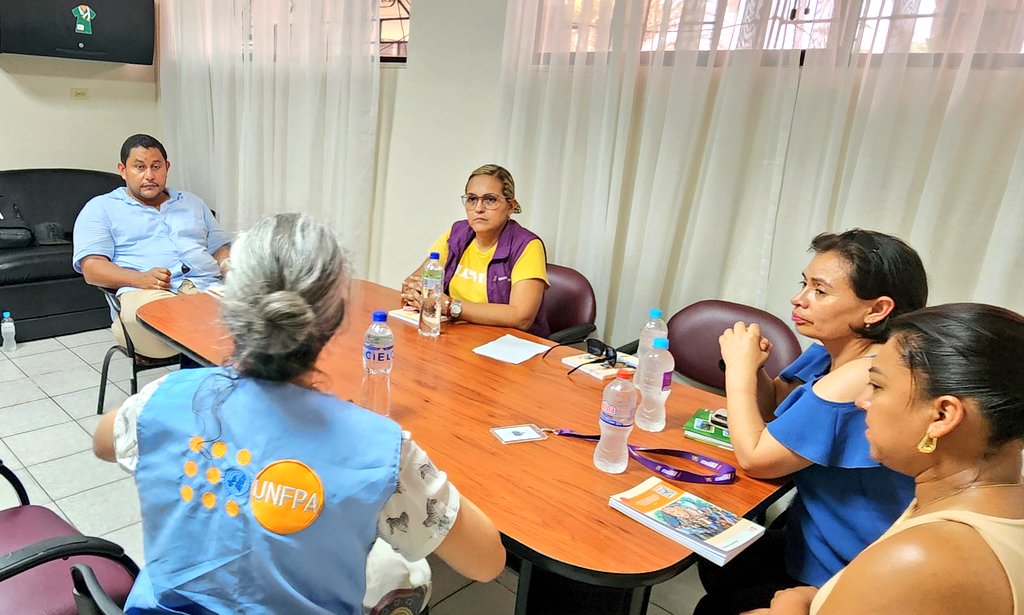 #Esmeraldas | Marcos Ortiz, Coordinador Zonal 1 de @Salud_Ec, mantiene reunión de trabajo con representantes de @UNFPAecuador. 'El trabajo articulado nos permite llegar con más servicios a la ciudadanía'.