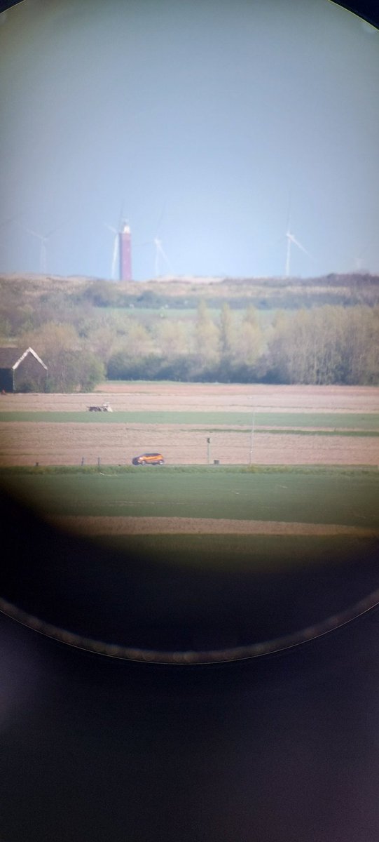 Foto genomen vanaf de 26m hoge Plompe Toren Koudekerke. Vuurtoren Westhoofd bij Ouddorp over een afstand van zo'n 20km via de lens van de verrekijker weten vast te leggen met de camera😉