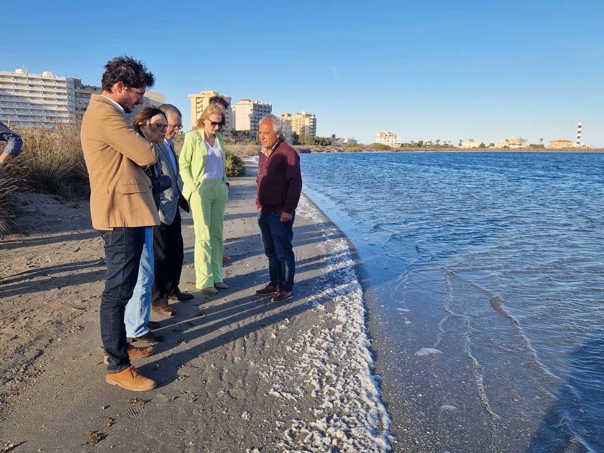 mariolaguevara's tweet photo. Visita esta tarde del Secretario de Estado de Medio Ambiente, Hugo Morán, a las Salinas de Marchamalo, en La Manga del Mar Menor, para ver sobre el terreno el Proyecto RESALAR, financiado por la Fundación Biodiversidad, del @mitecogob https://t.co/uMkkHSt7Mk