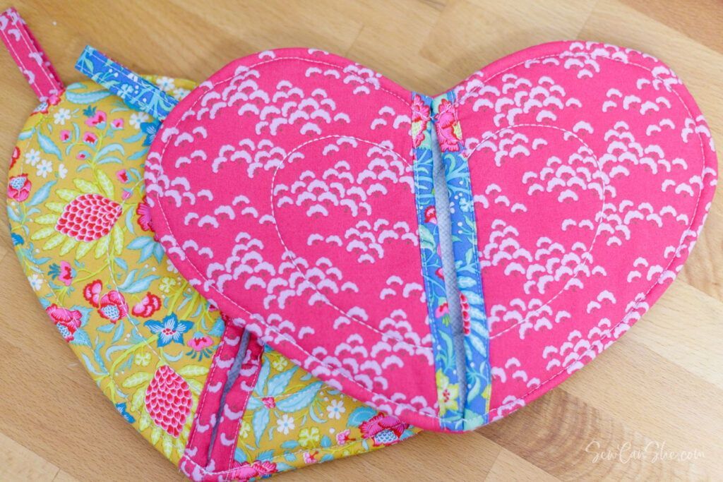 Here's My Heart Potholder Pattern for Heart-Shaped Oven Mitts buff.ly/3tPC22z