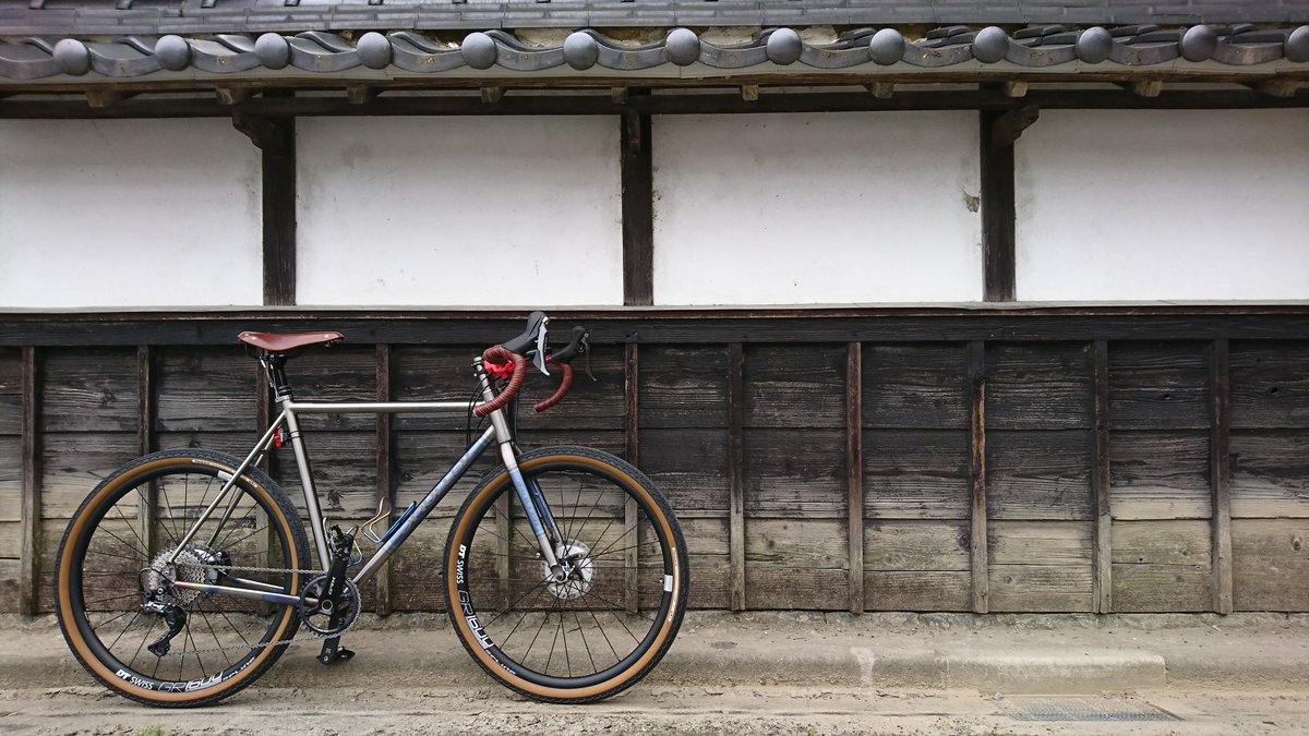MULLERjapan's tweet photo. 古き良き、情緒溢れる景色を求めて。

#bmj 
#3al25vtitanium 
#titaniumbicycle 
#titaniumfork 
#cyclocrossrace
#roadbikes 
#cyclocrossbikes 
#gravelbikes 
#longride #hillclimb #graveltouring #camping #healing 
#loverideforest #enjoylife #enjoyriding #mullerjapan #mullerjapanbikes https://t.co/GK7LEAYFHF