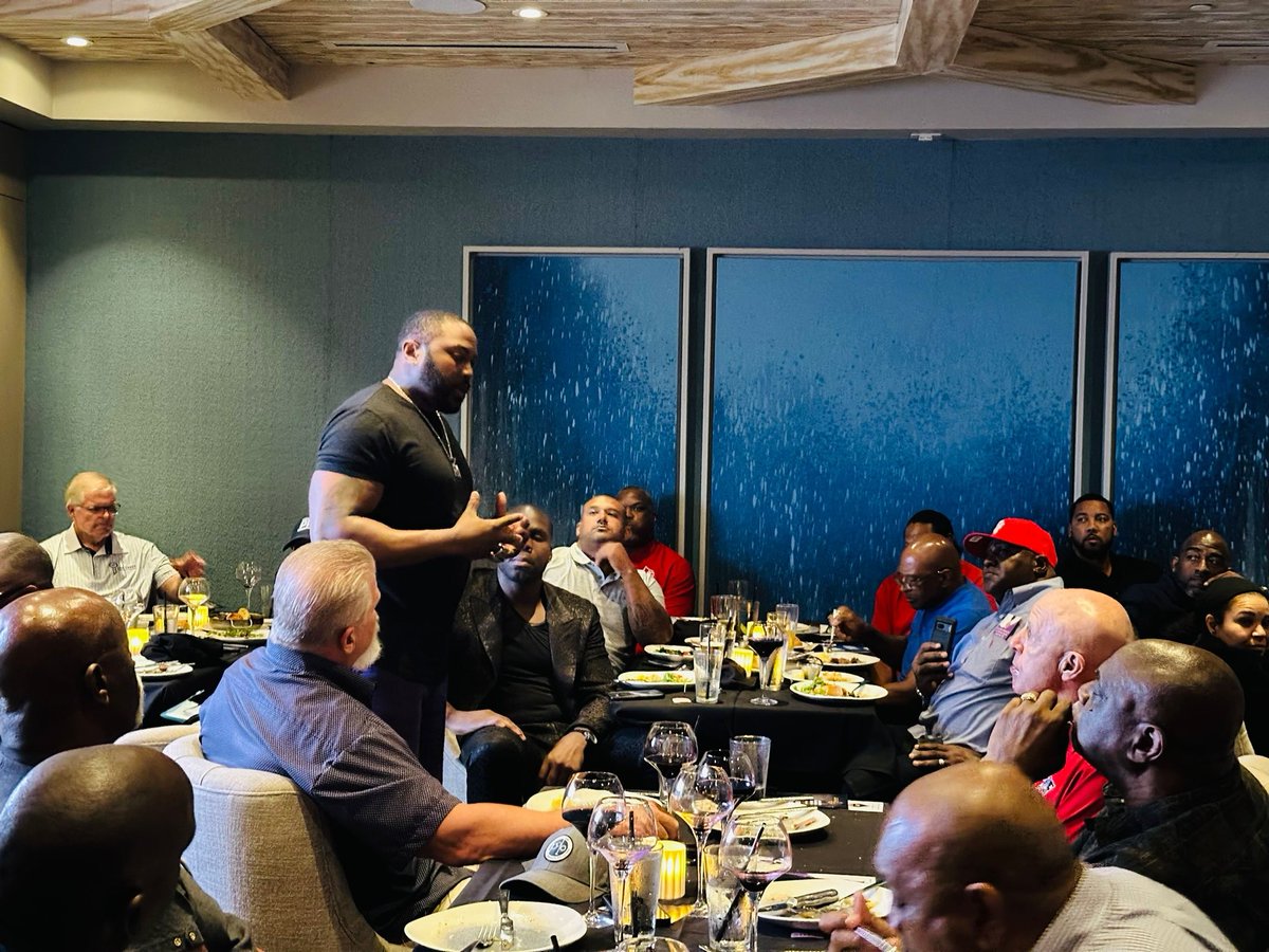 It was an honor to speak at the @NFLPA’s Tampa Chapter Meeting last night, sharing my testimony & more about @A1Policy’s Athletes for America Coalition. Great catching up with former NFL greats in the area. We looking forward to Athletes joining Athletes for America Coalition
