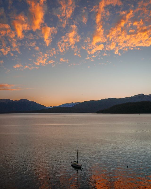 #Atardeceres para pintar #VillaLaAngostura, Neuquén Patagonia Argentina en naranjas y rosados. Se va yendo el día nomás #cotyleon chapéau!🙌🏼🍂