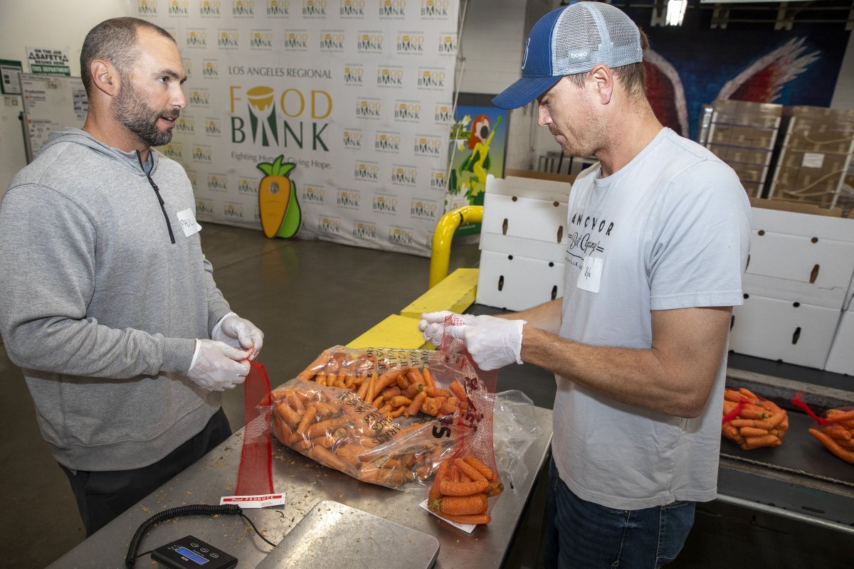 Big shout out to @Cardinals Kyle Gibson (@kgib44) and Paul Goldschmidt of @BigLeagueImpact for volunteering and helping make an impactful difference in the fight against hunger! #mission318 Together, #WeFeedLA.