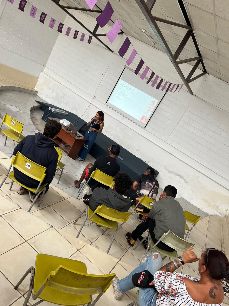 JuntosporlaVida's tweet photo. Estuvimos acompañando a profesionales del Programa SENDA Calle @ongcofeduc, en 1 taller preventivo de ITS y VIH para población situación calle, donde además se les enseñó a utilizar el kit de auto test de vih, entregamos material de prevención y kits.
#Autonomía #AutoTestVih #vih https://t.co/9DJBv1JTNL