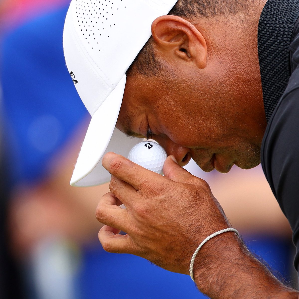 Did you know Tiger uses his golf ball to check his eye line over putts. #TheMasters #TeamBridgestone