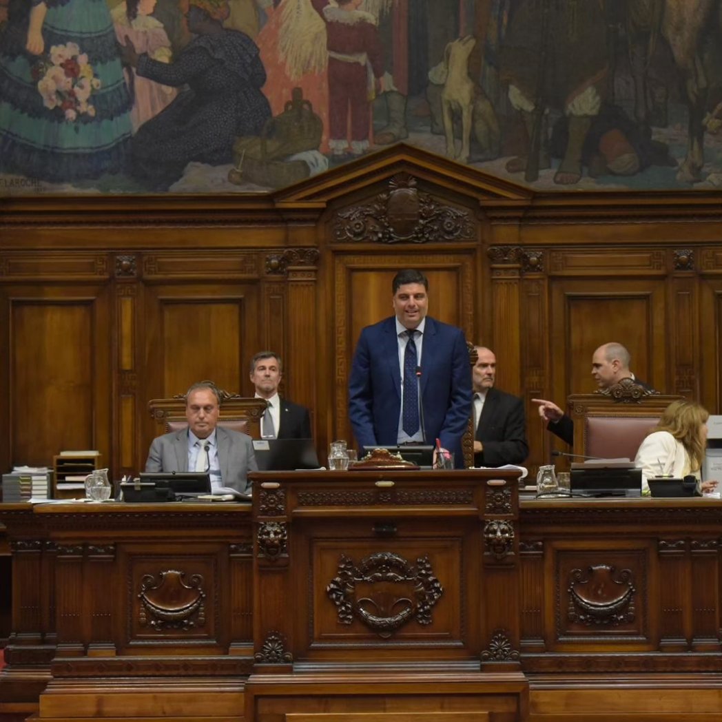 pjisdonian's tweet photo. Ayer no fue un día más. Fui elegido como cuarto Vicepresidente de la Cámara de Representantes, una responsabilidad que voy a asumir con el compromiso y la ecuanimidad que este lugar exige. 

Trabajamos junto a mi equipo con la convicción y lucha por nuestras ideas pero nada de ello es posible sin entender y respetar las ideas del otro. Porque en definitiva todos los que estamos dentro de esta casa, y los que nos dedicamos a la actividad política, trabajamos para mejorar cada día la situación de nuestro país y de su gente. Los que nacimos acá y aquellos que han elegido nuestro país para hacer su vida como muchos de nuestros abuelos.

En ese camino tenemos diferentes formas de pensar, de entender y de sentir, cuales son los mejores canales para ese desarrollo y crecimiento y representamos a personas que piensan diferente. Pero esas diferencias no deben alejarnos ni enemistarnos, todo lo contrario. Deben ser la piedra fundamental para construir mejores ideas y un mejor porvenir.

Desde ese lugar nos van a encontrar siempre.

Agradecer a mi querido Partido por haber propuesto mi nombre, a mis colegas y mis pares de todos los partidos  por las palabras que me dedicaron y quedarán siempre en mi memoria y serán un puntal para seguir por ese camino.

Para terminar y desde un lado más personal, a mi familia. Que como cada familia de los que nos dedicamos a esta actividad, muchas veces queda relegada, pero son quienes nos sostienen con fuerza y nos permiten dedicarnos con alma y vida al bien de todos.