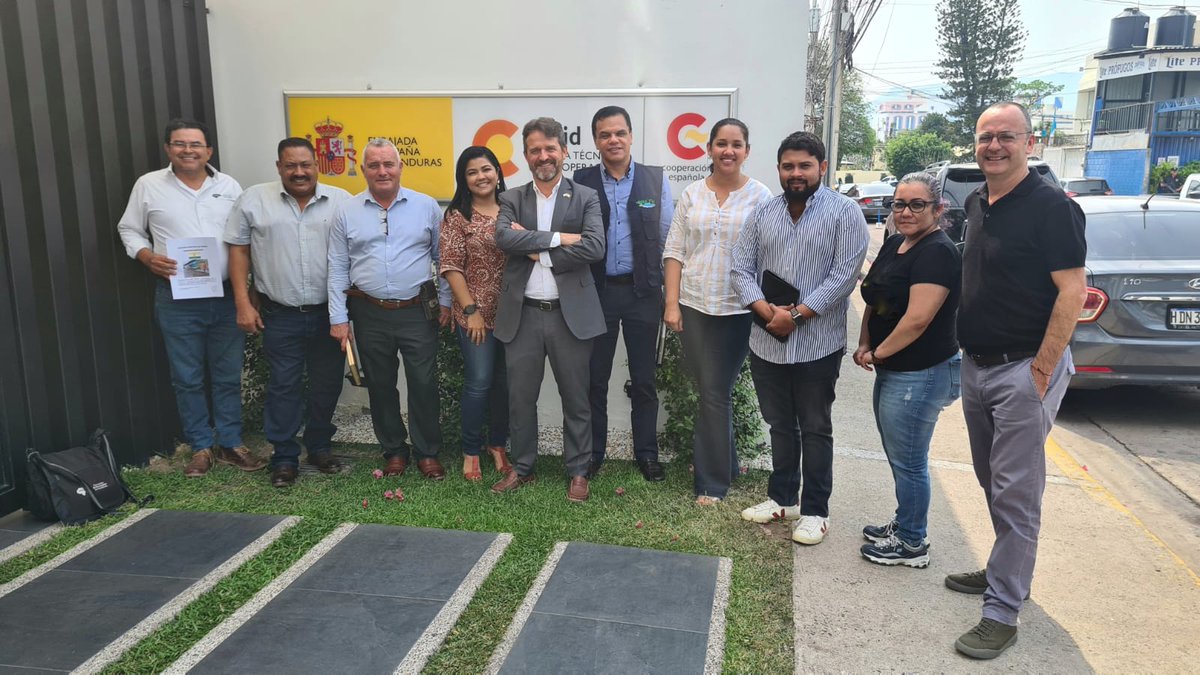 AECID_Honduras's tweet photo. 🇪🇸🤝🇭🇳 Con el fin de identificar sinergias que impulsen la salud,educación,medio ambiente y turismo en los Municipios del Norte de Francisco Morazán,sostuvimos una reunión con el Director Regional de Salud de FM y alcaldes de #MANOFM, identificando valiosas oportunidades a futuro https://t.co/w475mdrKC3