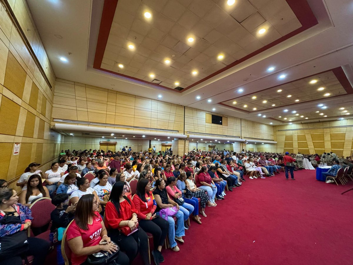 #Ahora Nos encontramos en perfecta unión cívico militar policial junto a nuestras nuestras de base en una reunión de trabajo con nuestro enlace territorial del @PartidoPSUV Nueva Esparta, Dip. @AlessandrelloCG

#AvanzaPuebloUnido
#DiplomaciaBolivarianaDePaz