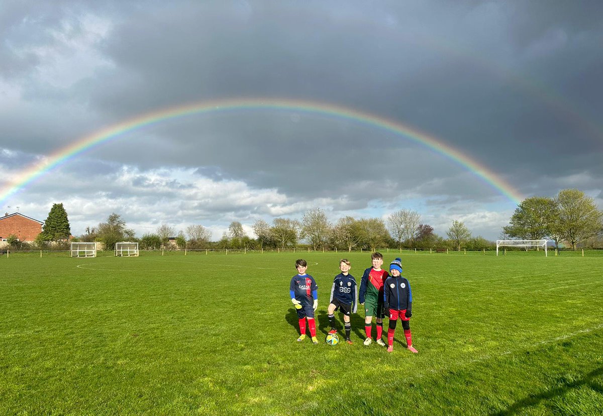 What a great picture of our U9s at training this week 📷 👌
They managed to dodge the rain, too (mostly) 🌧 😄
Summer's on its way, right?  🌞 🙏
💙🖤⚽️