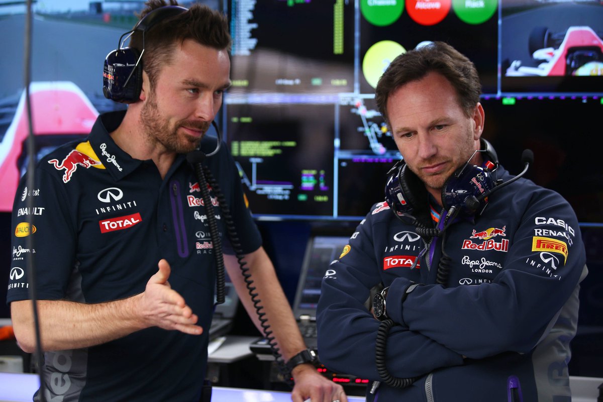 PrimeF1__'s tweet photo. Tras los notables problemas de configuración, comunicación y consistencia con Hugh Bird, ingeniero de carrera que debutó en el cargo a la llegada de @SChecoPerez a @redbullracing, el nombre del experimentado Simon Rennie (ex-ingeniero de carrera de ALO, RAI, WEB, RIC, ALB, entre otros), comienza a sonar fuerte entre la afición que exige “#RennieIn #BirdOut”, para equiparar las condiciones técnicas entre ambos garajes de la marca @redbull.

Como antecedente, Rennie fue el último ingeniero de carrera que logró dar competencia constante y superar en RBR a la dupla integrada por VER y Lambiase, al lado de RIC, con quien también superó a VET.

A pesar de haber tomado el cargo de jefe de simuladores en la fábrica desde 2018, RBR autorizó el regreso de Rennie para sustituir en 2020 al ingeniero de ALB, en el que ahora es el garaje de PER, por lo que no sería una situación inédita, además de que conoce perfectamente el auto y el tiempo de adaptación no sería problema. 

En su momento, RBR emitió este comunicado oficial: 

“El equipo ha decidido fortalecer la experiencia y la base de conocimientos del grupo de ingeniería en pista [de ALB] con el regreso de Simon Rennie al equipo de carreras.

Como equipo, estamos comprometidos a maximizar el rendimiento del RB16 y de nuestros pilotos.”

La pregunta que ronda en el aire es si Red Bull Racing verdaderamente mostrará ese compromiso o si mantendrá cómoda la situación, sin poner presión a VER, toda vez que ha resultado cuestionable que la responsabilidad de mantener la competitividad entre ambos garajes haya recaído en el propio Lambiase como jefe de ingeniería de carrera, pero con la prioridad de atender al piloto neerlandés.

Lo cierto es que la situación con el encargado de ingeniería de carrera en el garaje de PER es a simple vista insostenible y explica con claridad la incomodidad y el déficit que por mucho tiempo ha experimentado el mexicano con el equipo austriaco, a pesar de que este último, como hombre de equipo, respalde la toma de decisiones. 

Sería, sin duda, un cambio sumamente positivo para el bien del espectáculo en el gran circo de la @F1. 🔥🇲🇽🇦🇹