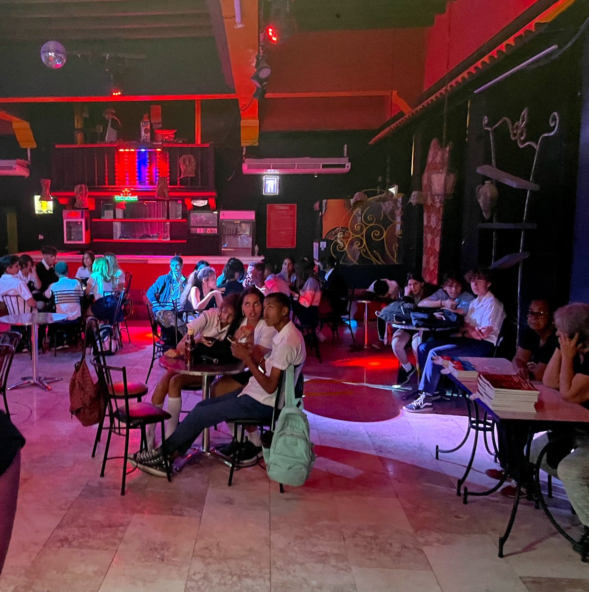 Intercambio con estudiantes del IPU Arístides Viera de Playa Proyección de audiovisuales, presentación de artistas aficionados, taller-exposición literaria y mucho más aportaron los jóvenes al escenario del Diablo Tun Tún #60Aniversario <a href="/EGREMOFICIAL/">EGREM</a> <a href="/OPJMCuba/">OPJM Cuba</a> <a href="/UJCdeCuba/">UJC de Cuba</a>