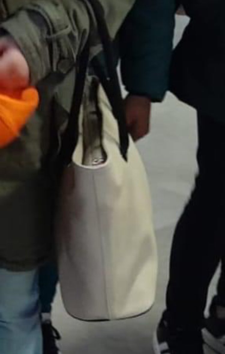 Londoners, can you help? Young French tourist on first trip to #London has lost her bag on a @tfl bus. She’s very upset as it has gifts, camera, keys…Can you help find it ? Please share this post? 🙏 #lost #lostbag #help #found #lostinlondon #lostonbus