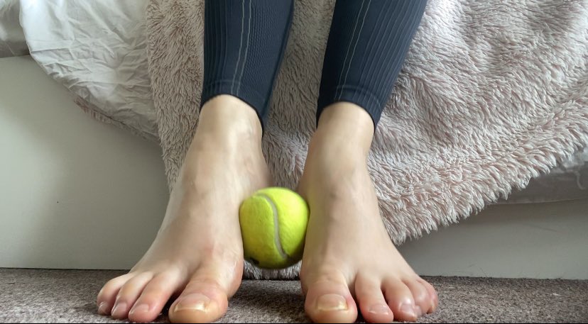 Extra long video on my OF 🎾 
#feetloversonly #feetofig #naturaltoes #feetworshiping #feetmodels #feet #footgirlnextdoor #footfetishworld #footlover #foot #prettyplainfeet