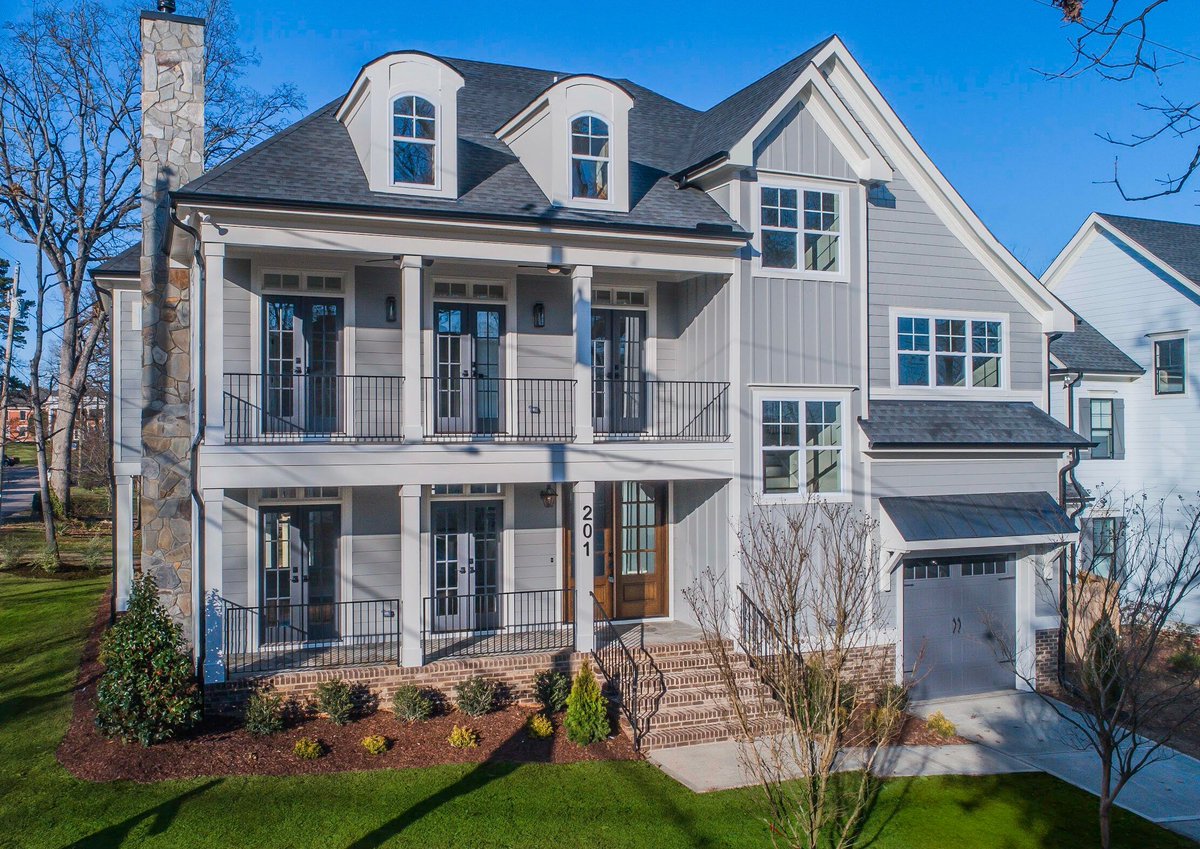 😍 Check out this gorgeous two-story porch that we custom-built for a Five Points home. Are you interested in your own outdoor escape? Contact us at Info@UBSolutions.org to inquire. 
#UrbanBuildingSolutions #CustomBuilds #CustomHomes #RaleighNC #FivePointsRaleigh #ITBRaleigh