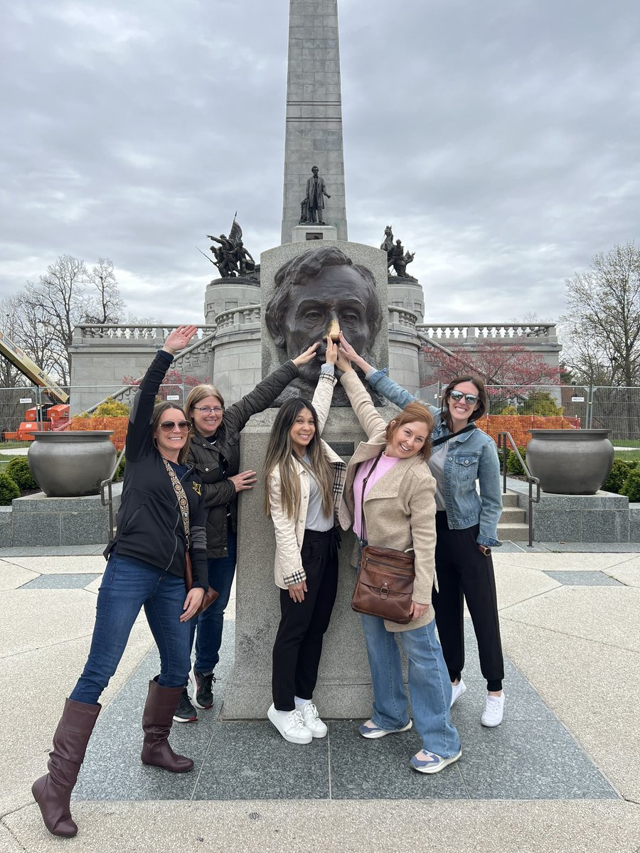 Thank you JTHS Foundation for supporting JTHS Rho Kappa’s trip to Springfield! The highlight of this trip was meeting Gov. J.B. Pritzker. He took the time to meet & chat with us. A big shout out to Rep. Manley for making this meeting possible & Rep. Walsh Jr. for hosting us. 🇺🇸