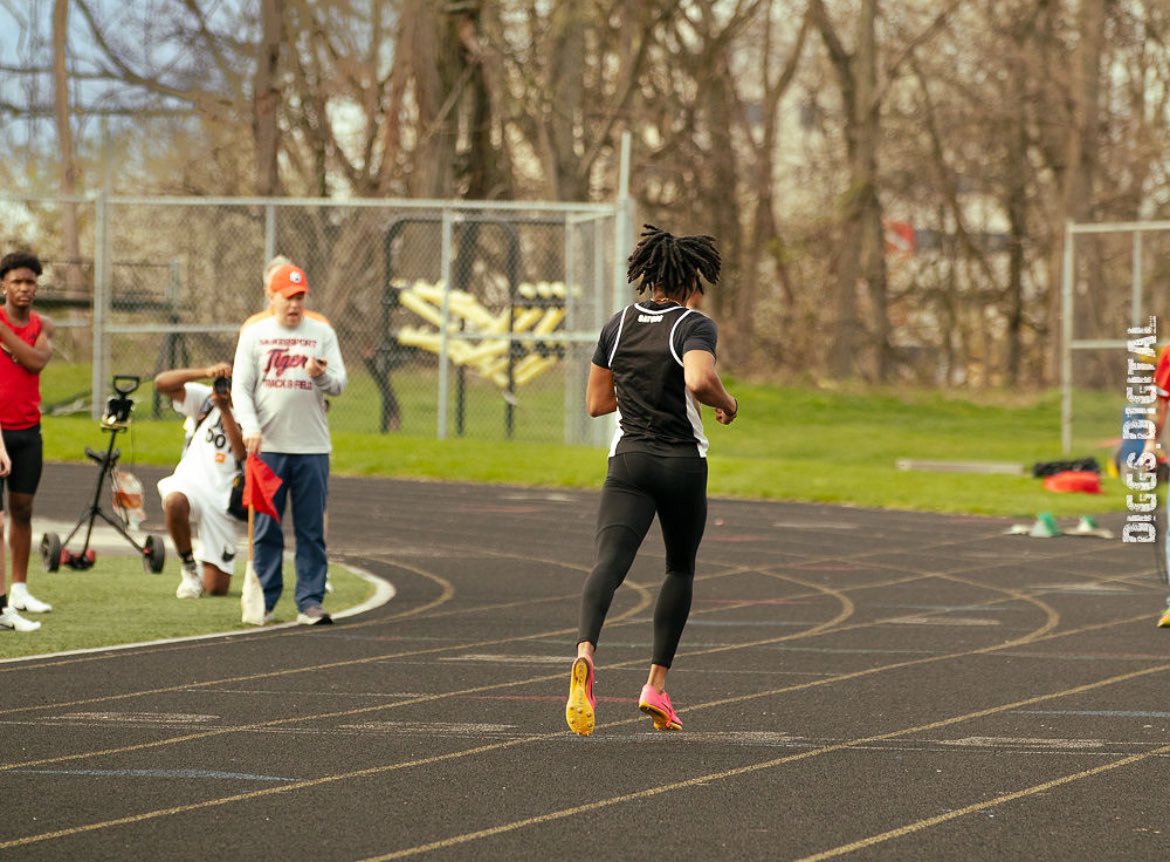 First official trackmeet✅
100m 11.3
400m 51.3
Continuously working stay tuned for the rest of the season ! 
#Weworking ! @CoachDonHoll1 @coachivy1788 @DennisBiggs16 @GatewayGatorsFB