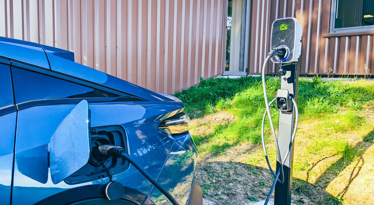 Axiclim's tweet photo. Du nouveau chez Axiclim .. 🔋🔌
Nous avons installé une borne de recharge pour véhicules électrique sur notre parking !

Des bornes de recharge pour votre entreprise, c'est dans vos plans ? 
Contactez-nous pour un devis d'installation 😊 https://t.co/C4G9J83LVR