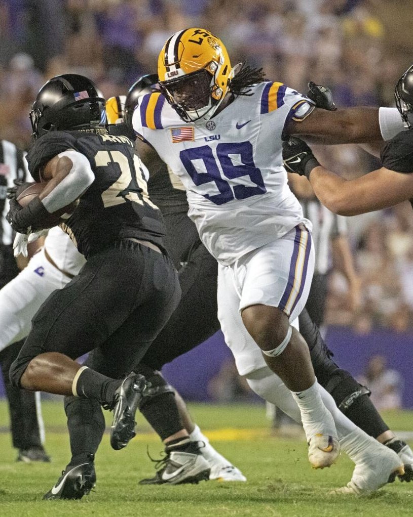 Meet Jordan Jefferson, DT/NT, LSU
✅️LOS Warlord
✅️Explosive off snap
✅️Violent power
✅️Eats double teams for breakfast
✅️True 0-1t capabilities 
✅️Strong, Champion Weightlifter
✅️Known for work ethic
Needs to develop pass rush but has room to grow.
Check thread ⬇️