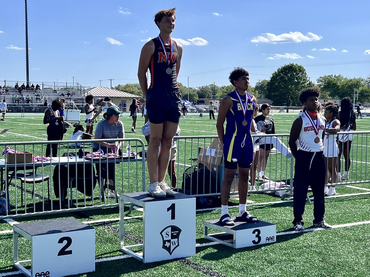 Congrats to 2024 @SAISDBrackHS Track Regional Qualifiers! Alasia Brown 🥇Long Jump & 🥈Triple Jump. Leo Solis 🥉Triple Jump. Jadyn Gonzales 🏅3200m.