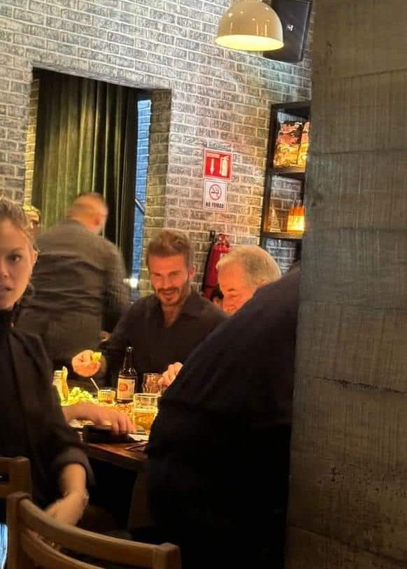 Beckham chingándose una Carta Blanca y tu compa el mamón no quiere tomar si no es cheve artesanal