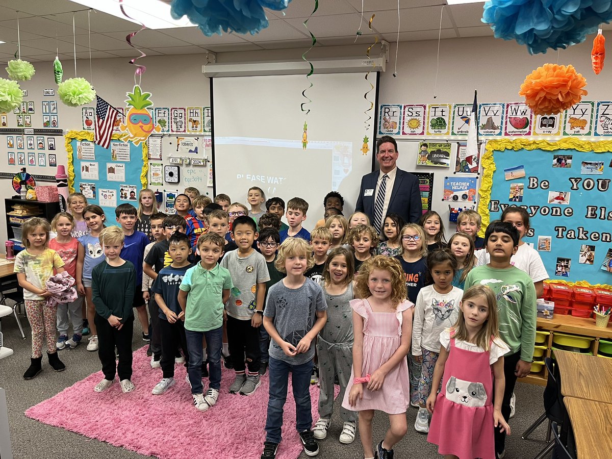 I took a break from tracking a solar eclipse and severe weather and made a visit to River Ridge Elementary. The first graders were great and excited to talk about weather. Thank you for the warm welcome and Go Rattlers! #fox7austin #schoolvisit #riverridgeelementary