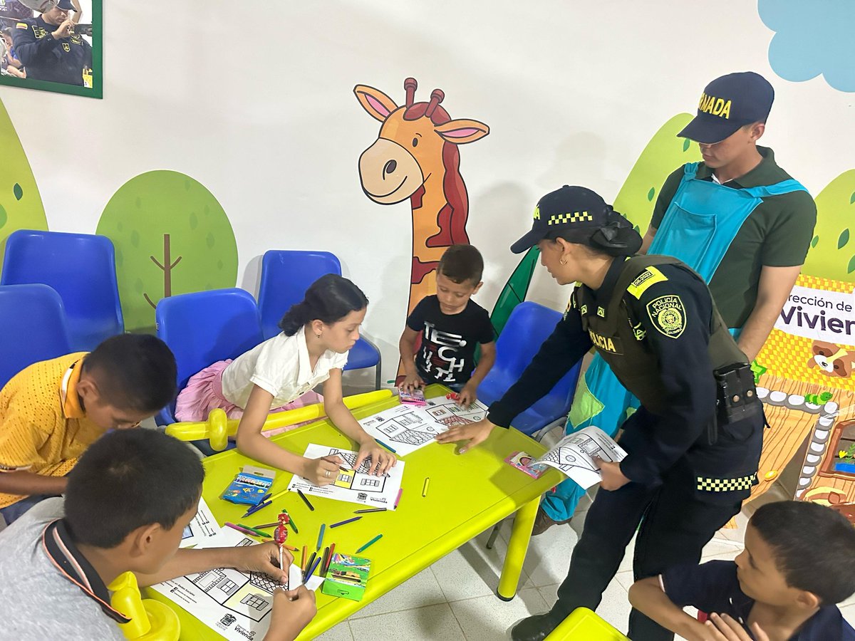 En San Jacinto-Bolívar, la Policía Comunitaria e #InfanciaYAdolescencia a través de la patrulla #YoSoyPAIS trabaja incansablemente para acompañar y proteger a nuestros niños y niñas, garantizando un ambiente seguro donde puedan crecer y desarrollarse plenamente.
#SiemprePresentes