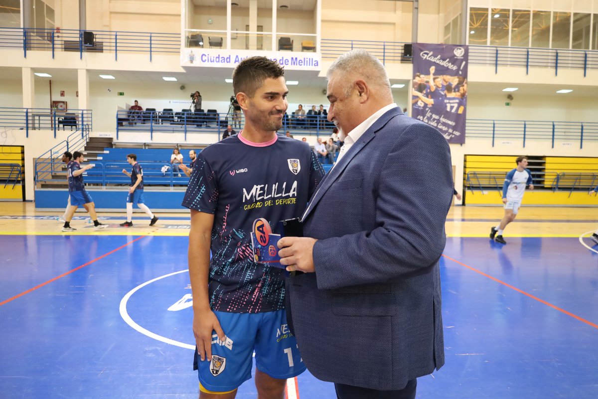 CompeticionFEB's tweet photo. 🎖 Histórico #LEBOro: Óscar Alvarado (@OpuntoApunto), coronado como el mayor asistente histórico de la competición

▶ Javier Almansa, presidente de la @FMBMELILLA, le entregó esta noche el reconocimiento de @BaloncestoESP 

📝 Reportaje completo ⬇
https://t.co/rMMN4dpeYG https://t.co/3SpLnNqRjw