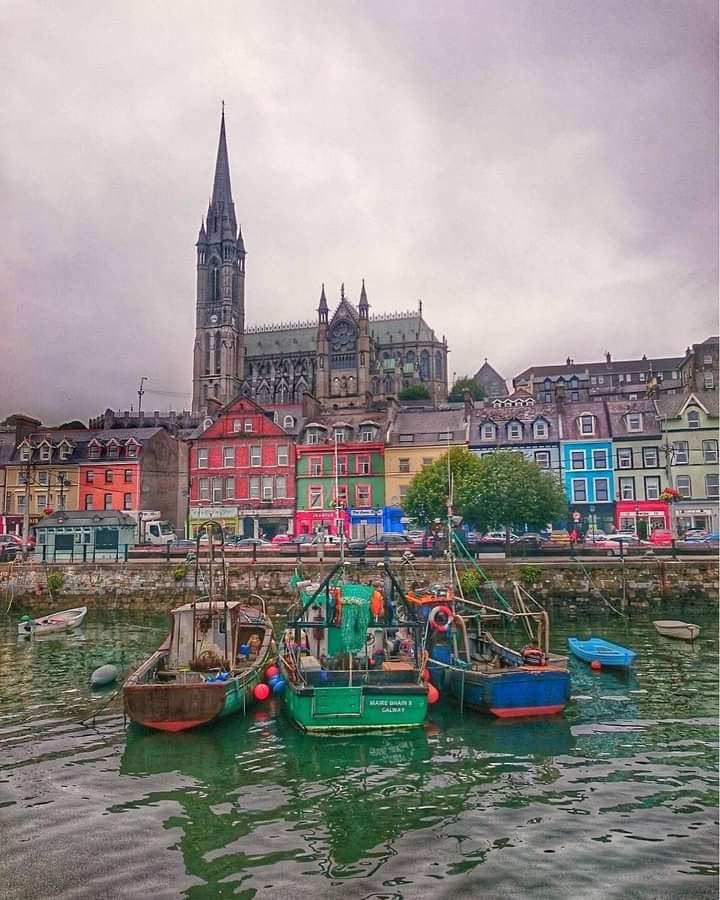 Moody skies can’t dampen the bright and boisterous colours of Cobh. Stroll along the harbour as the boats bob on the waves, and relax into the slow and easy pace of seaside life. Cobh, Co Cork 🍀 📸 @elisa_fag @CobhTourism @VisitCobh @ClockTowerCobh @CobhTidy @PortofCork