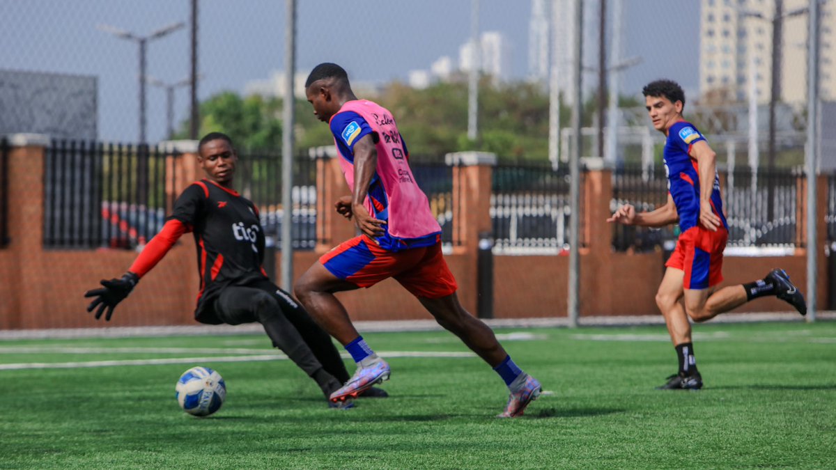 ¡ENTRENANDO FUERTE 💪🏾! La selección masculina #PanamáSub20 🇵🇦 se mantiene entrenando en el 🏟️ COS Sports Plaza, ya a poco días de viajar este sábado para su gira de preparación en Medellín, Colombia 🇨🇴. Aquí 📸 de su entrenamiento de hoy. #TodosSomosPanamá 💪🏾