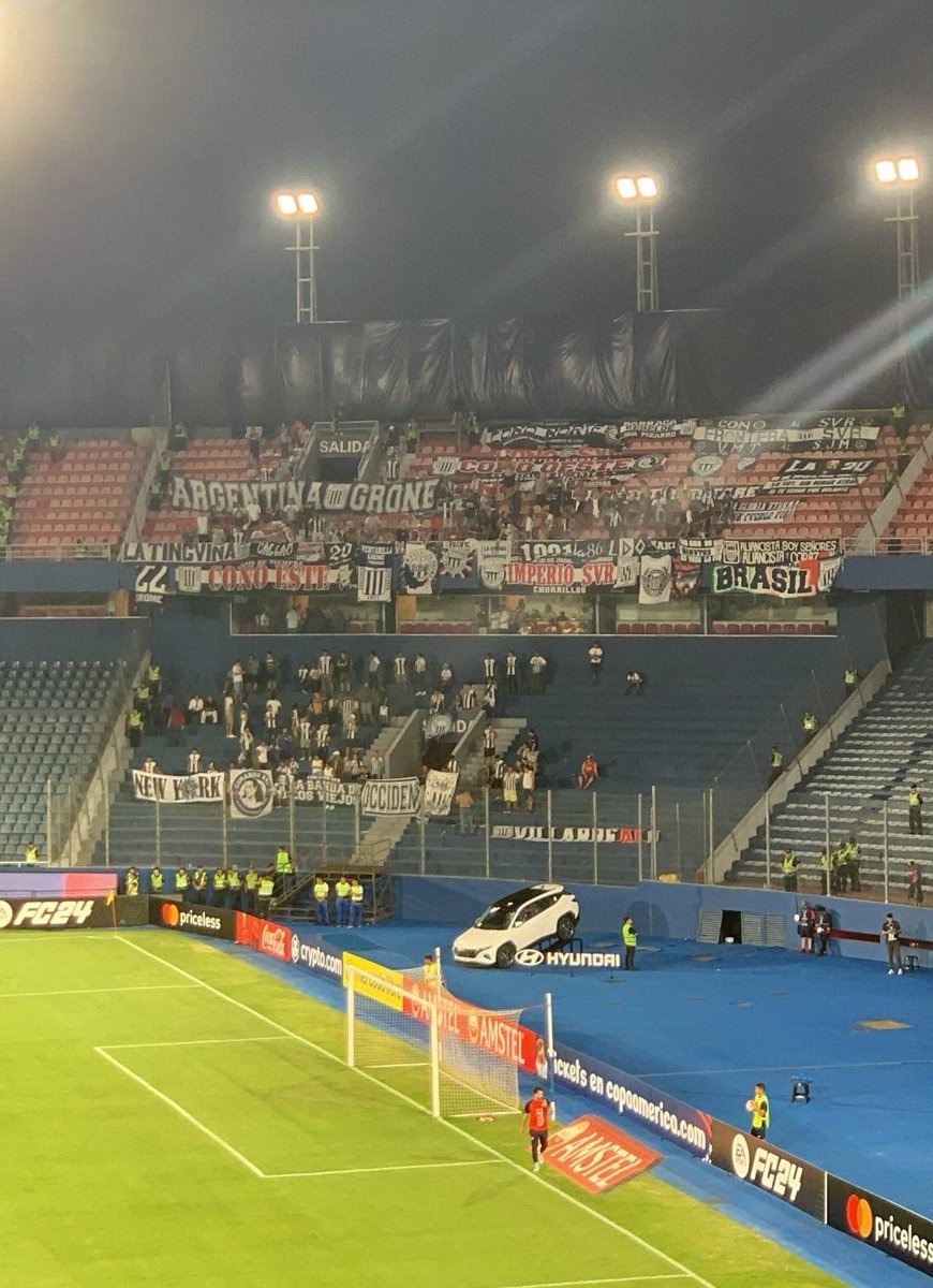 La hinchada de Alianza Lima en Asunción ante Cerro Porteño 🏆🔥