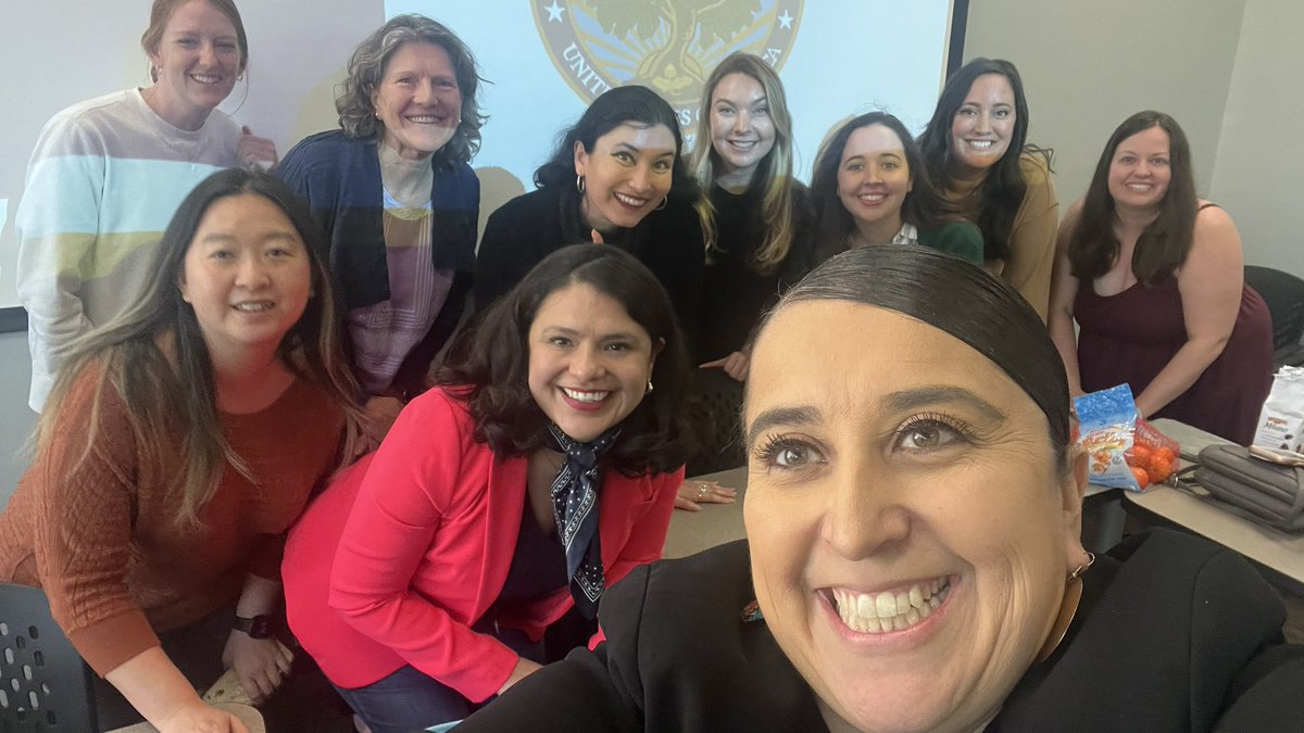 Thank you <a href="/Montserrat_EDU/">Montserrat Garibay</a> for your knowledge, expertise, and your kindness always! 
Proud to have YOU here!
¡Eres increíble! #Bilingualisyoursuperpower