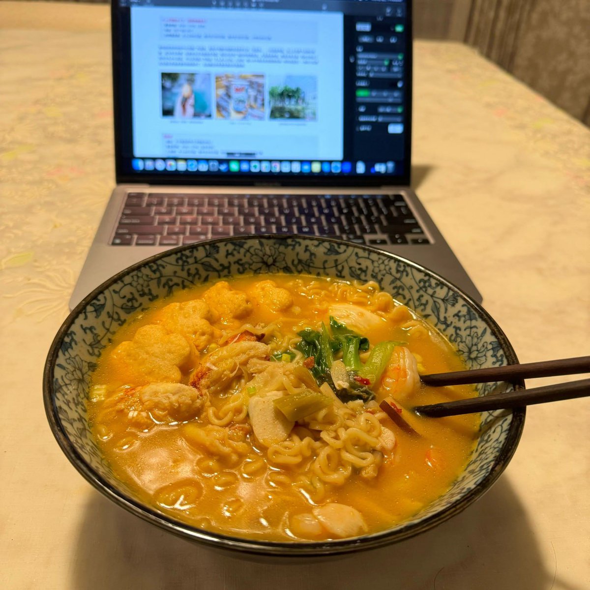 Adilgala's tweet photo. Home is wherever I’m with food 🤪 https://t.co/N7YYnVigBu