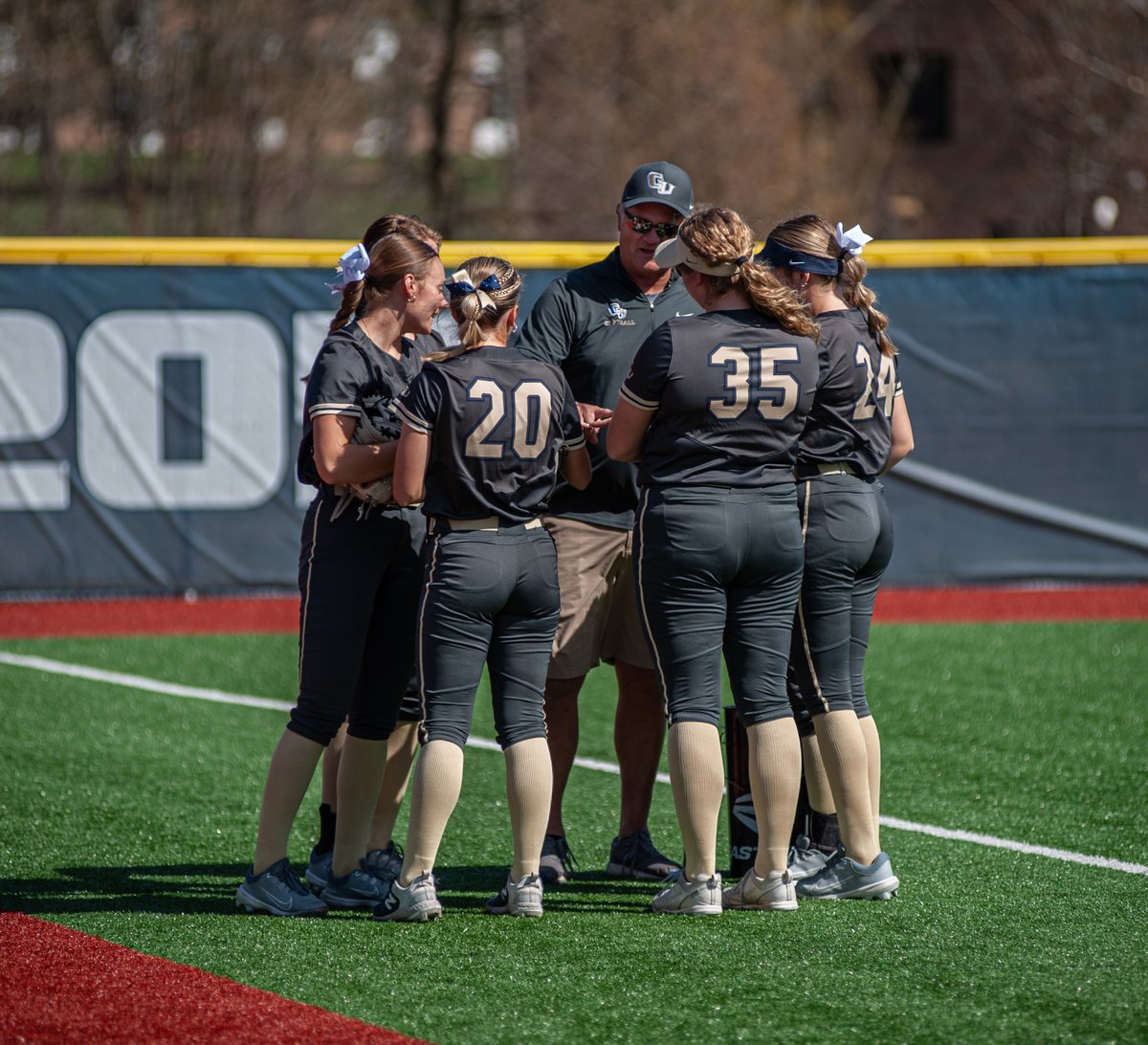 Softballs falls in both games of the double header against Aquinas on heartbreaks, two walk offs. cugoldeneagles.com/news/2024/4/10… #TogetherweSOAR