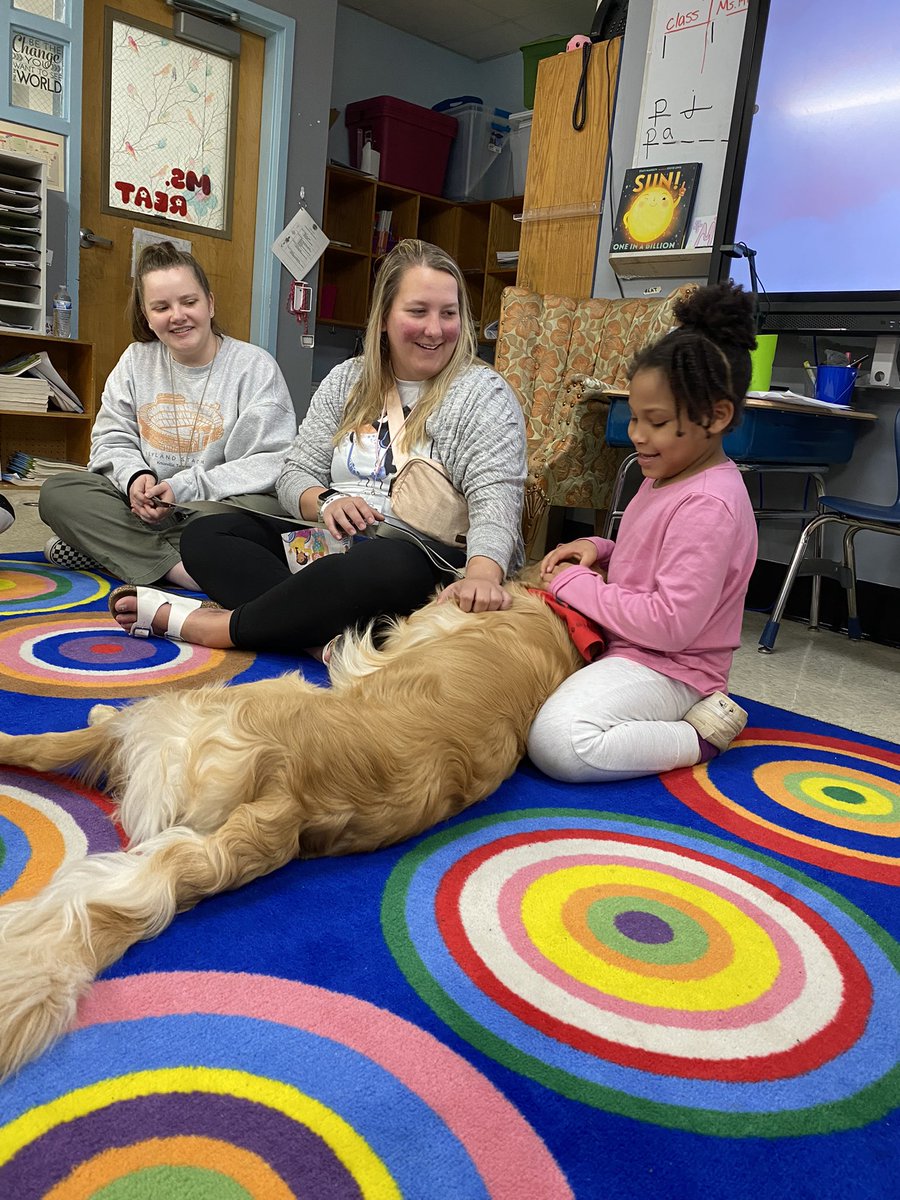 JustineReat's tweet photo. I don’t think it’s a coincidence that our class had an amazing day after starting the morning meeting and reading with our HABIT dog Knox! @GMASteam https://t.co/t5VmrJAme5