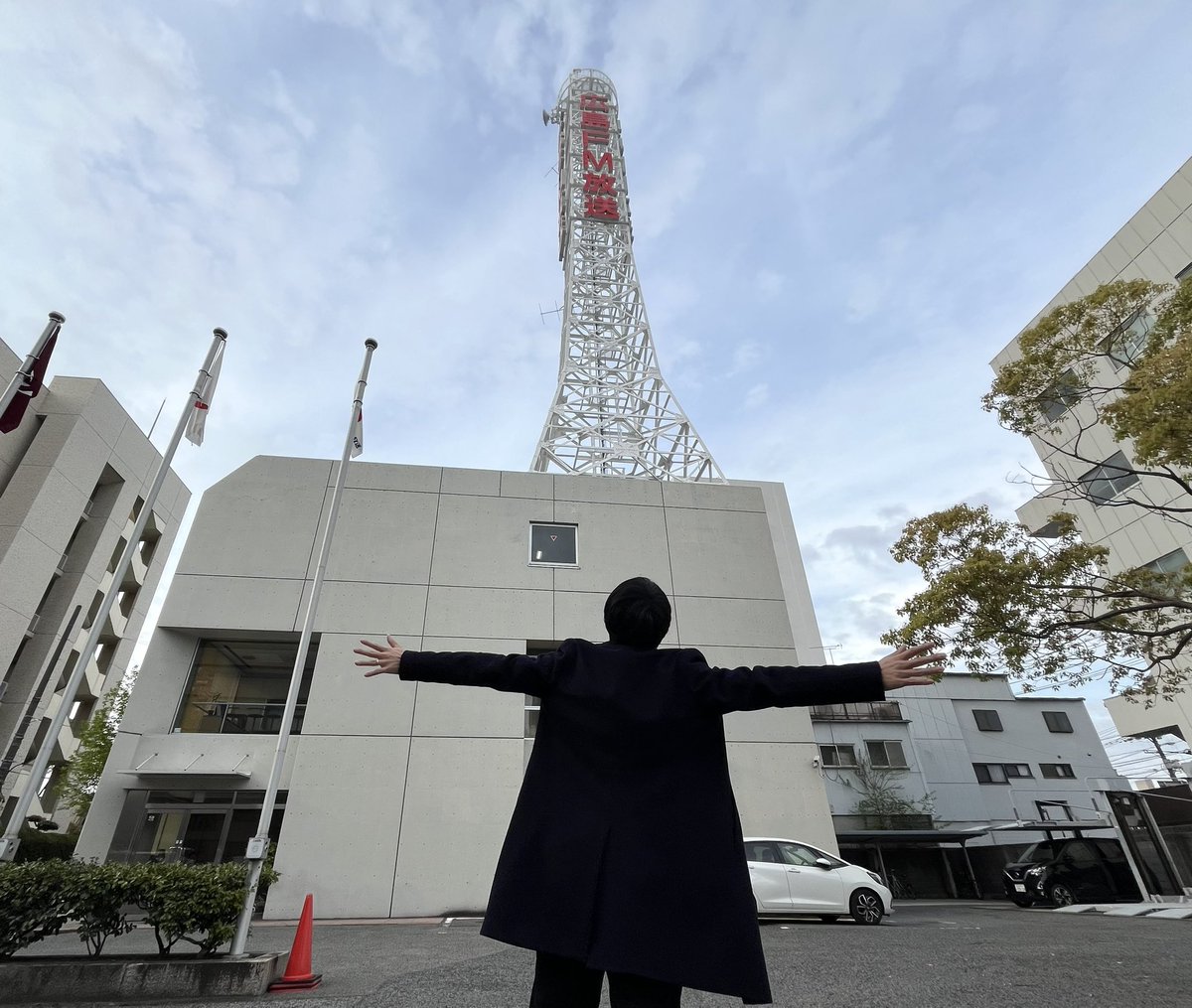 4月11日 木曜日 7時半頃、広島市南区の天気は空は青いですが、雲で覆われています☁️ 太陽は少し見えていますが、風がまだ冷たい朝ですね🤧 今いる場所と天気はどうですか？ このポストに返信する形で教えてください☺️ #GOODJOG #ジョグ天