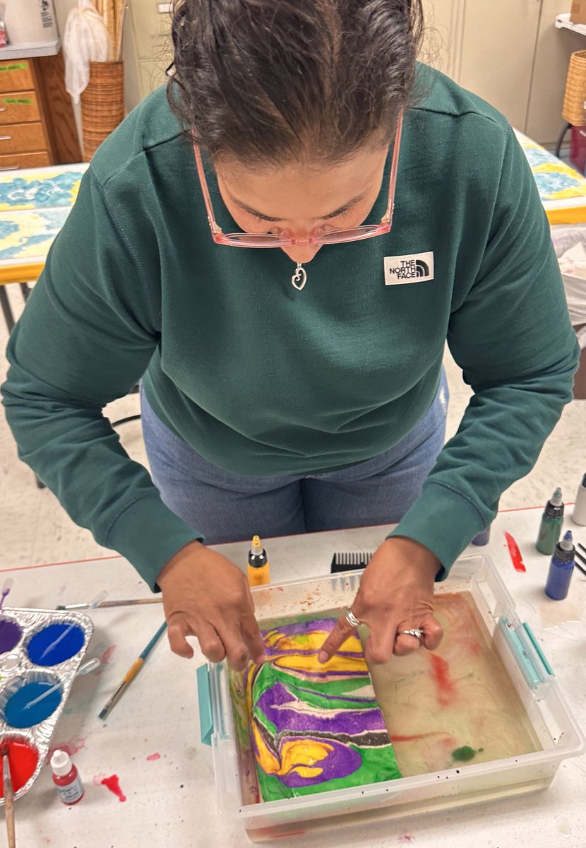creativity_hive's tweet photo. Absolutely loved teaching #marbling for @BerkmanAIA STAFF ENRICHMENT this afternoon! Teachers created pencil cases while learning about #colortheory & #capillaryaction @RoundRockISD @rrisdart @Enrich_RRISD @AprilNilson3 @nancy_ag2000 #ARTSintegration https://t.co/16aBXQSTzj