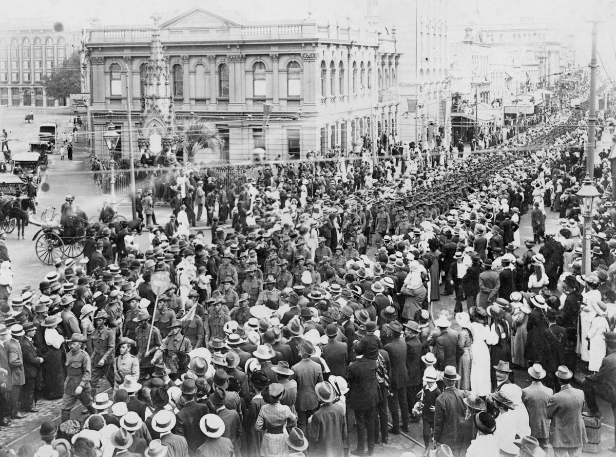 In 1916 the first #AnzacDay commemorations were held on 25 April. The day was marked by a variety of ceremonies and services across Australia. By the 1930s all the rituals we now associate with the day became a part of Anzac Day culture. Learn more: brnw.ch/21wIHEz