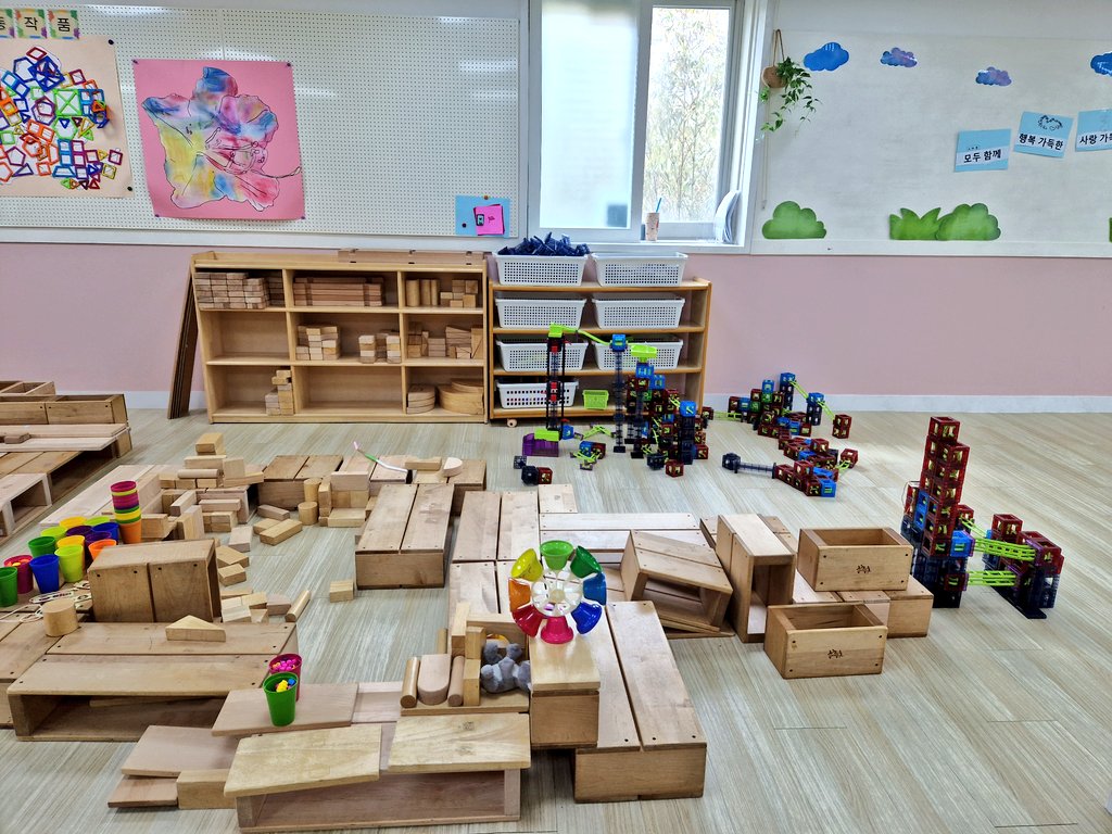 Wonderful visit to a preschool during our @UCL_Global #GlobalEngagementFund visit to Seoul! @DrRachaelLevy1 and I were representing #DLL, @IOE_London, and @ILC_IOE. Thank you for your hospitality! #UK #SouthKorea #WeAreIOE #LoveUCL #UCLGlobal #earlyyears #EarlyChildhoodEducation