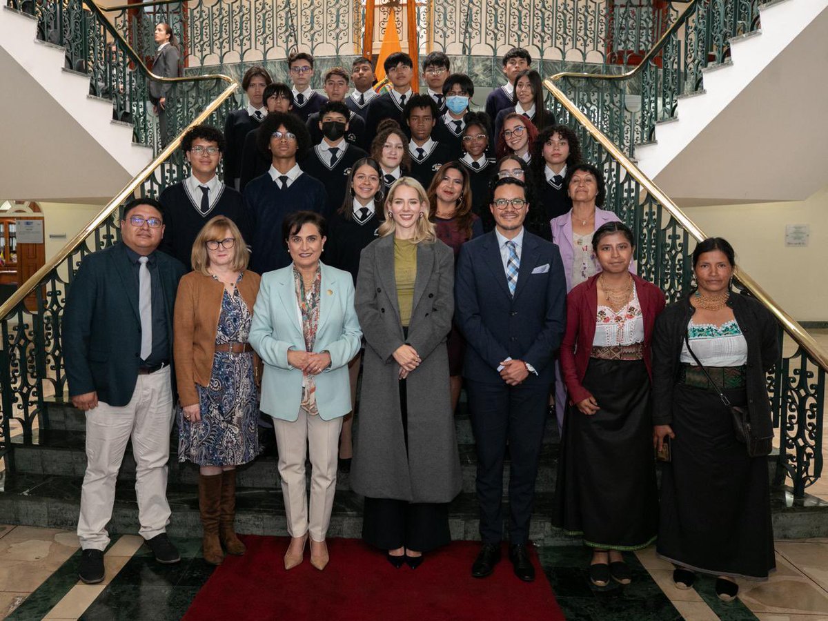 Ecuador marca un hito con más de 6 mil becas para estudiantes, gracias a la cooperación internacional. La canciller @gabisommerfeld en la presentación del Programa de Becas por Cooperación Internacional indicó la colaboración de Arabia Saudita, Panamá, España, Corea del Sur. 1/3