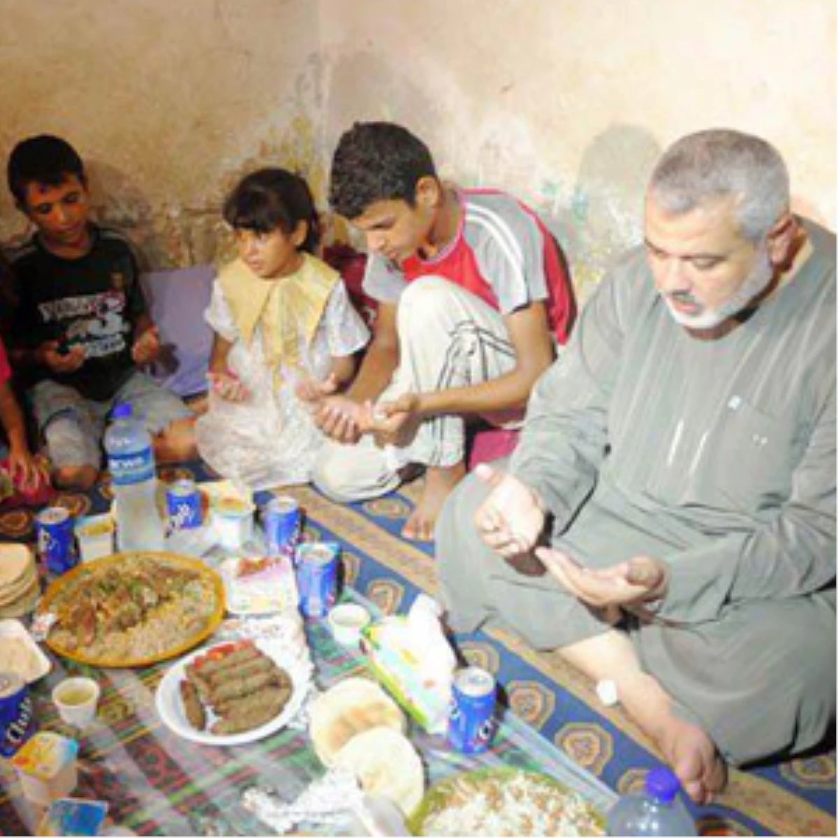 11 Tane çocuğu olan İsmail Haniye, iki oğlunu  daha önce şehit vermişti dünde üç oğlunu ve torunları şehit verdi..
İsmail Haniye iftar sofrasında torunlarıyla birlikte dua ediyor ..
Bu adam Hamas'ın lideri yani seçimle seçilmiş başbakan iken bu hali..
Altı aydır yemeden içmeden…